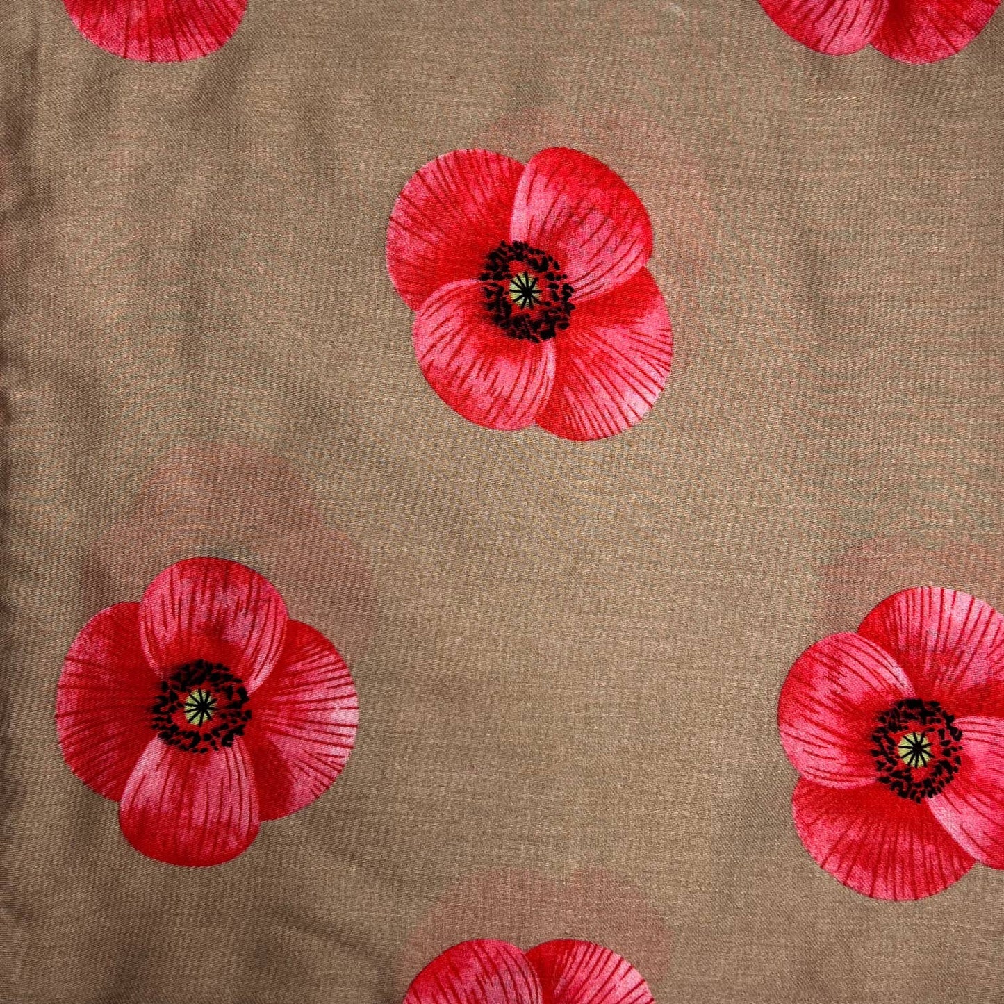 Skjerf med røde valmuer