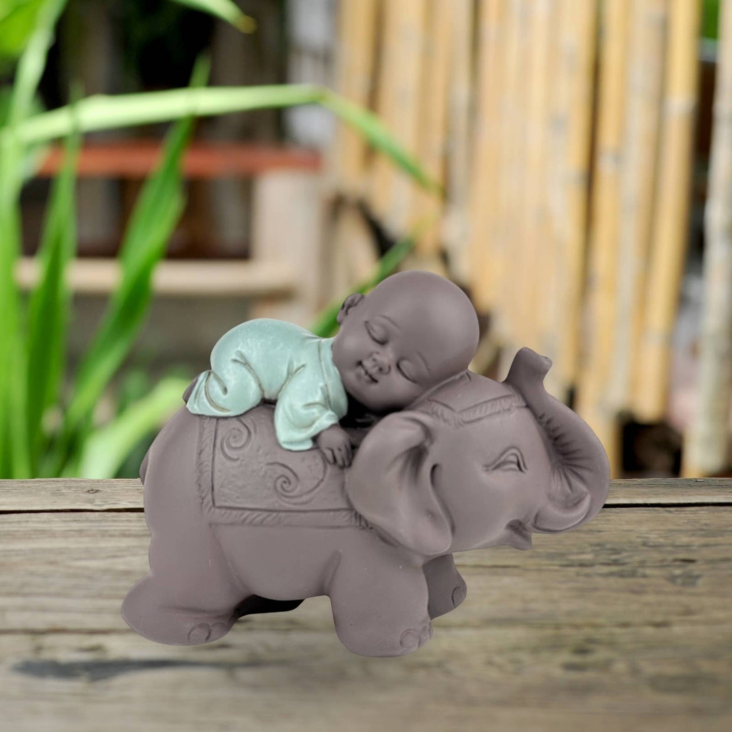 Buddha baby figur på en Feng Shui Lucky Elephant