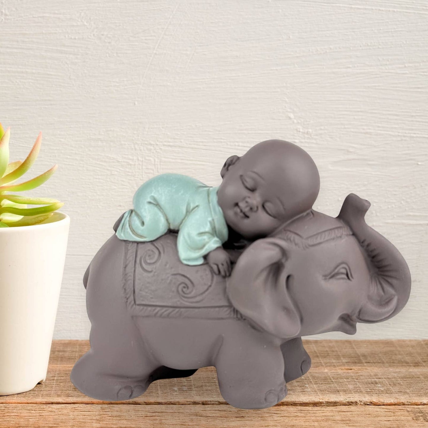 Buddha baby figur på en Feng Shui Lucky Elephant