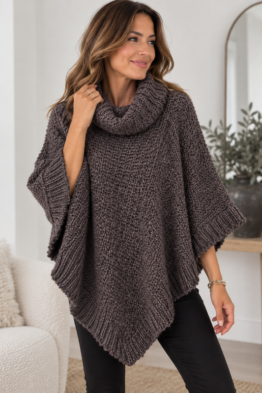 Grovstrikket poncho med høy hals