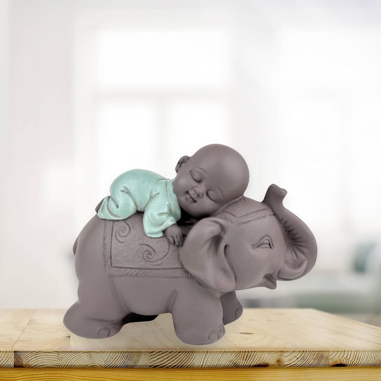 Buddha baby figur på en Feng Shui Lucky Elephant