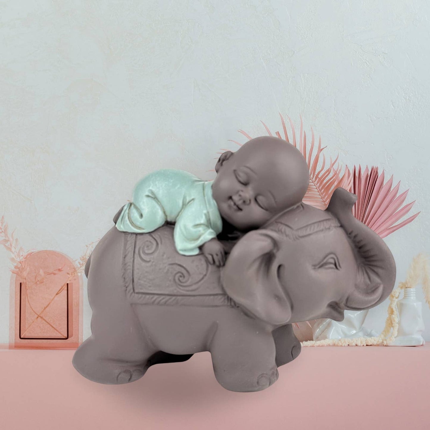 Buddha baby figur på en Feng Shui Lucky Elephant